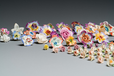 Een uitgebreide collectie porseleinen bloemen, 18e eeuw en later