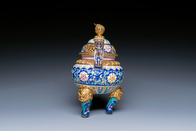 Br&ucirc;le-parfum couvert pour l'hommage imp&eacute;rial en &eacute;maux de Canton &agrave; fond bleu, marque et &eacute;poque de Qianlong
