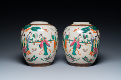 Une paire de pots et un plat en porcelaine de Chine famille rose de Nankin, marque de Chenghua, 19&egrave;me