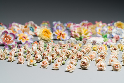 Een uitgebreide collectie porseleinen bloemen, 18e eeuw en later