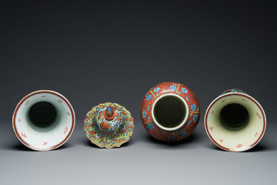 Een in Engeland overgedecoreerd Chinees blauw-wit kaststel van drie vazen, Kangxi