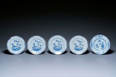 Un grand plat et 26 assiettes en porcelaine de Chine en bleu et blanc, Kangxi/Qianlong