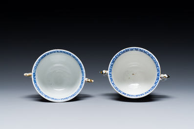 Een paar ongewone Chinese famille rose bekers met mandarijns decor, Qianlong