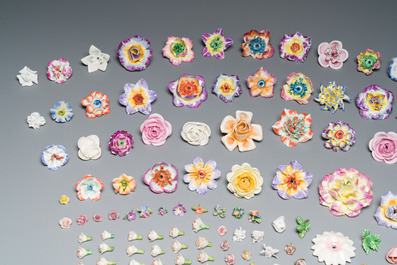 Een uitgebreide collectie porseleinen bloemen, 18e eeuw en later