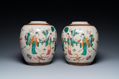 Une paire de pots et un plat en porcelaine de Chine famille rose de Nankin, marque de Chenghua, 19&egrave;me
