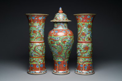Een in Engeland overgedecoreerd Chinees blauw-wit kaststel van drie vazen, Kangxi