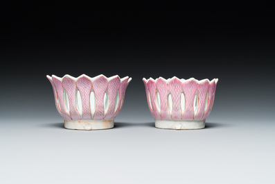 Paire de supports de trembleuse ou 'mancerina' en porcelaine de Chine famille rose, Qianlong