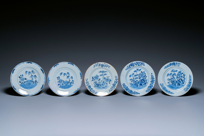 Un grand plat et 26 assiettes en porcelaine de Chine en bleu et blanc, Kangxi/Qianlong