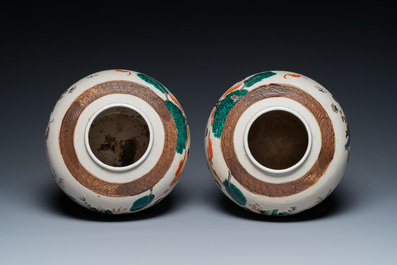 Une paire de pots et un plat en porcelaine de Chine famille rose de Nankin, marque de Chenghua, 19&egrave;me