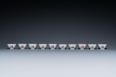 Een Chinees famille rose theeservies en zes borden, Qianlong