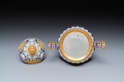 Br&ucirc;le-parfum couvert pour l'hommage imp&eacute;rial en &eacute;maux de Canton &agrave; fond bleu, marque et &eacute;poque de Qianlong