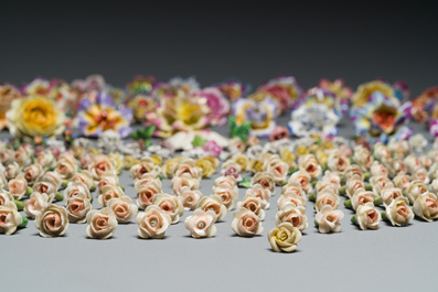 Een uitgebreide collectie porseleinen bloemen, 18e eeuw en later