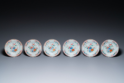 Een Chinees famille rose theeservies en zes borden, Qianlong