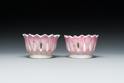 Paire de supports de trembleuse ou 'mancerina' en porcelaine de Chine famille rose, Qianlong