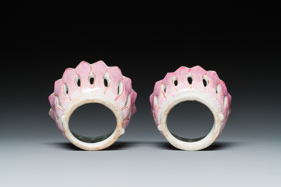 Paire de supports de trembleuse ou 'mancerina' en porcelaine de Chine famille rose, Qianlong