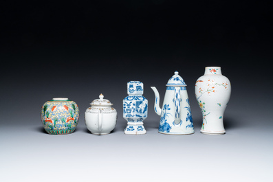 Een diverse collectie Chinees porselein, Kangxi en later