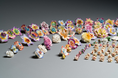 Een uitgebreide collectie porseleinen bloemen, 18e eeuw en later