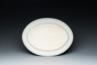 Plat de forme ovale en porcelaine de Chine famille rose de Canton, Jiaqing/Daoguang