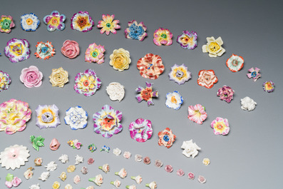 Een uitgebreide collectie porseleinen bloemen, 18e eeuw en later