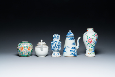 Een diverse collectie Chinees porselein, Kangxi en later