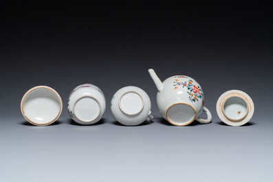Een Chinees famille rose theeservies en zes borden, Qianlong