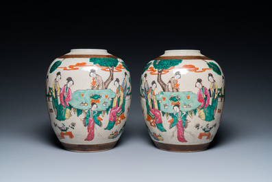 Une paire de pots et un plat en porcelaine de Chine famille rose de Nankin, marque de Chenghua, 19&egrave;me