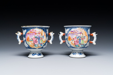 Een paar ongewone Chinese famille rose bekers met mandarijns decor, Qianlong