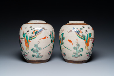 Une paire de pots et un plat en porcelaine de Chine famille rose de Nankin, marque de Chenghua, 19&egrave;me