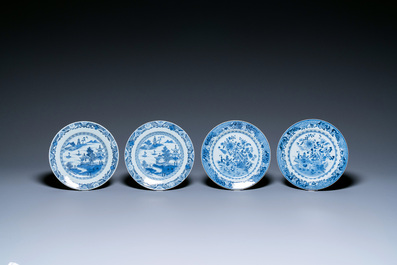 Un grand plat et 26 assiettes en porcelaine de Chine en bleu et blanc, Kangxi/Qianlong