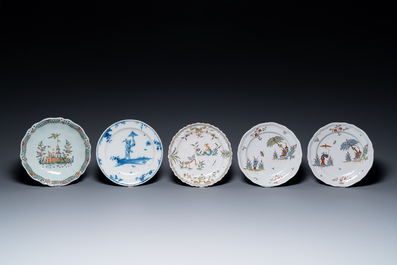 Vijf borden in blauw-witte en polychrome Franse fa&iuml;ence, Moustiers en Rouen, 18/19e eeuw