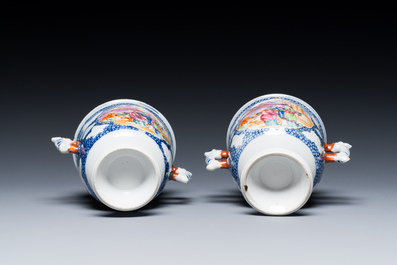 Een paar ongewone Chinese famille rose bekers met mandarijns decor, Qianlong
