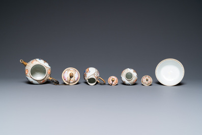 Un service &agrave; th&eacute; de 21 pi&egrave;ces en porcelaine de Chine aux armes de 'Van der Cruyce' pour le march&eacute; belge, Qianlong