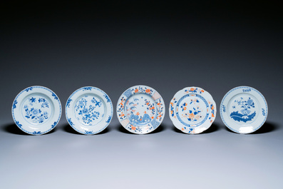 Un grand plat et 26 assiettes en porcelaine de Chine en bleu et blanc, Kangxi/Qianlong