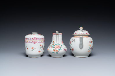 Een Chinees famille rose theeservies en zes borden, Qianlong