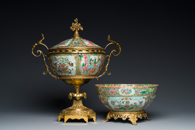 Een Chinese Canton famille rose dekselkom met vergulde montuur en een kom op vergulde bronzen voet, 19e eeuw