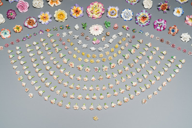 Een uitgebreide collectie porseleinen bloemen, 18e eeuw en later