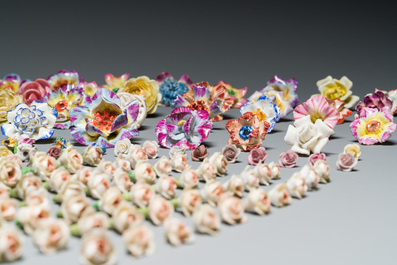 Een uitgebreide collectie porseleinen bloemen, 18e eeuw en later