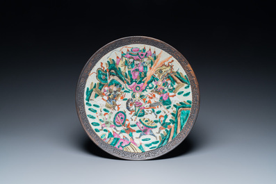 Une paire de pots et un plat en porcelaine de Chine famille rose de Nankin, marque de Chenghua, 19&egrave;me