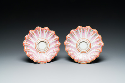 Paire de supports de trembleuse ou 'mancerina' en porcelaine de Chine famille rose, Qianlong