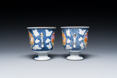 Een paar ongewone Chinese famille rose bekers met mandarijns decor, Qianlong