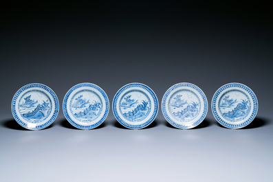 Un grand plat et 26 assiettes en porcelaine de Chine en bleu et blanc, Kangxi/Qianlong