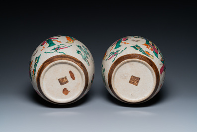Une paire de pots et un plat en porcelaine de Chine famille rose de Nankin, marque de Chenghua, 19&egrave;me