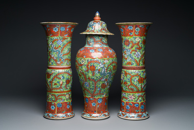 Een in Engeland overgedecoreerd Chinees blauw-wit kaststel van drie vazen, Kangxi