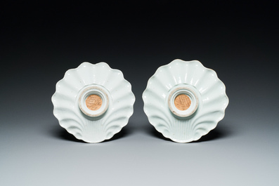 Paire de supports de trembleuse ou 'mancerina' en porcelaine de Chine famille rose, Qianlong