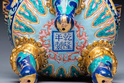 Br&ucirc;le-parfum couvert pour l'hommage imp&eacute;rial en &eacute;maux de Canton &agrave; fond bleu, marque et &eacute;poque de Qianlong