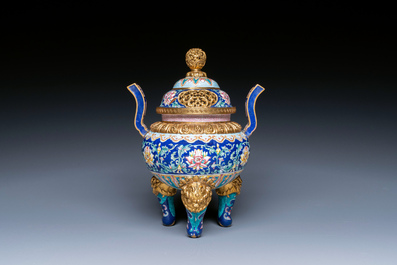 Br&ucirc;le-parfum couvert pour l'hommage imp&eacute;rial en &eacute;maux de Canton &agrave; fond bleu, marque et &eacute;poque de Qianlong