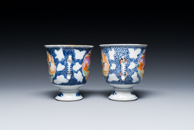 Een paar ongewone Chinese famille rose bekers met mandarijns decor, Qianlong