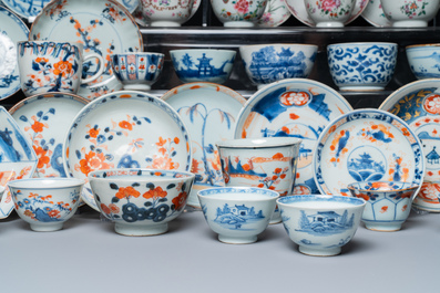 Ensemble exceptionnel de tasses et soucoupes en porcelaine de Chine, Kangxi et post&eacute;rieur