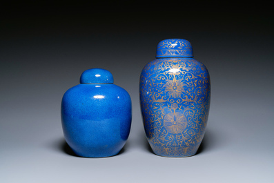 Twee Chinese poederblauwe dekselpotten waarvan &eacute;&eacute;n met verguld decor, 19e eeuw