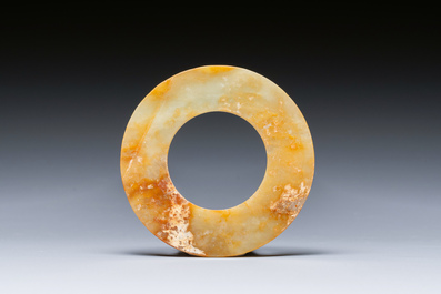 Een Chinese celadon en roodbruine jade 'bi' schijf, wellicht Han